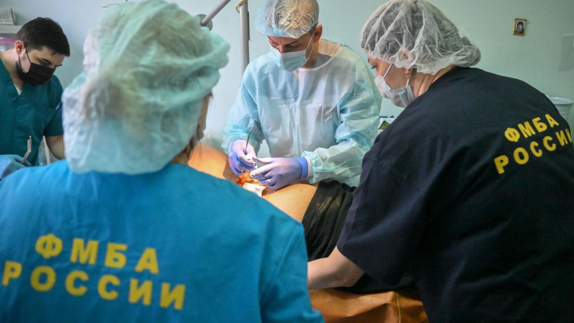 Медицинские работники Новоазовской ЦРБ совместно с медиками ФМБА России оказывают помощь раненому - РИА Новости, 1920, 18.11.2025