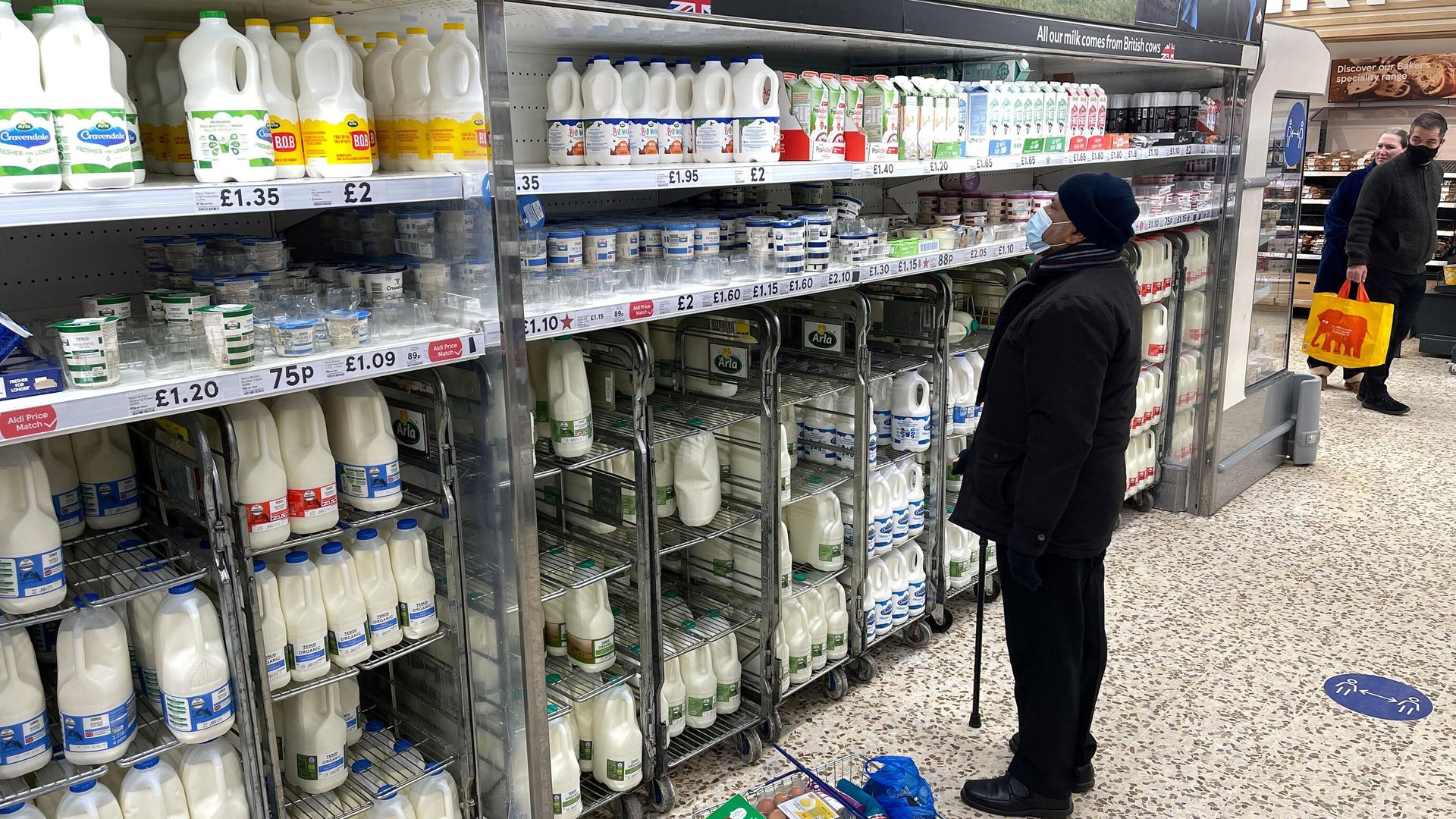Мужчина в одном из супермаркетов Лондона Мужчина в одном из супермаркетов Лондона - РИА Новости, 1920, 13.04.2022
