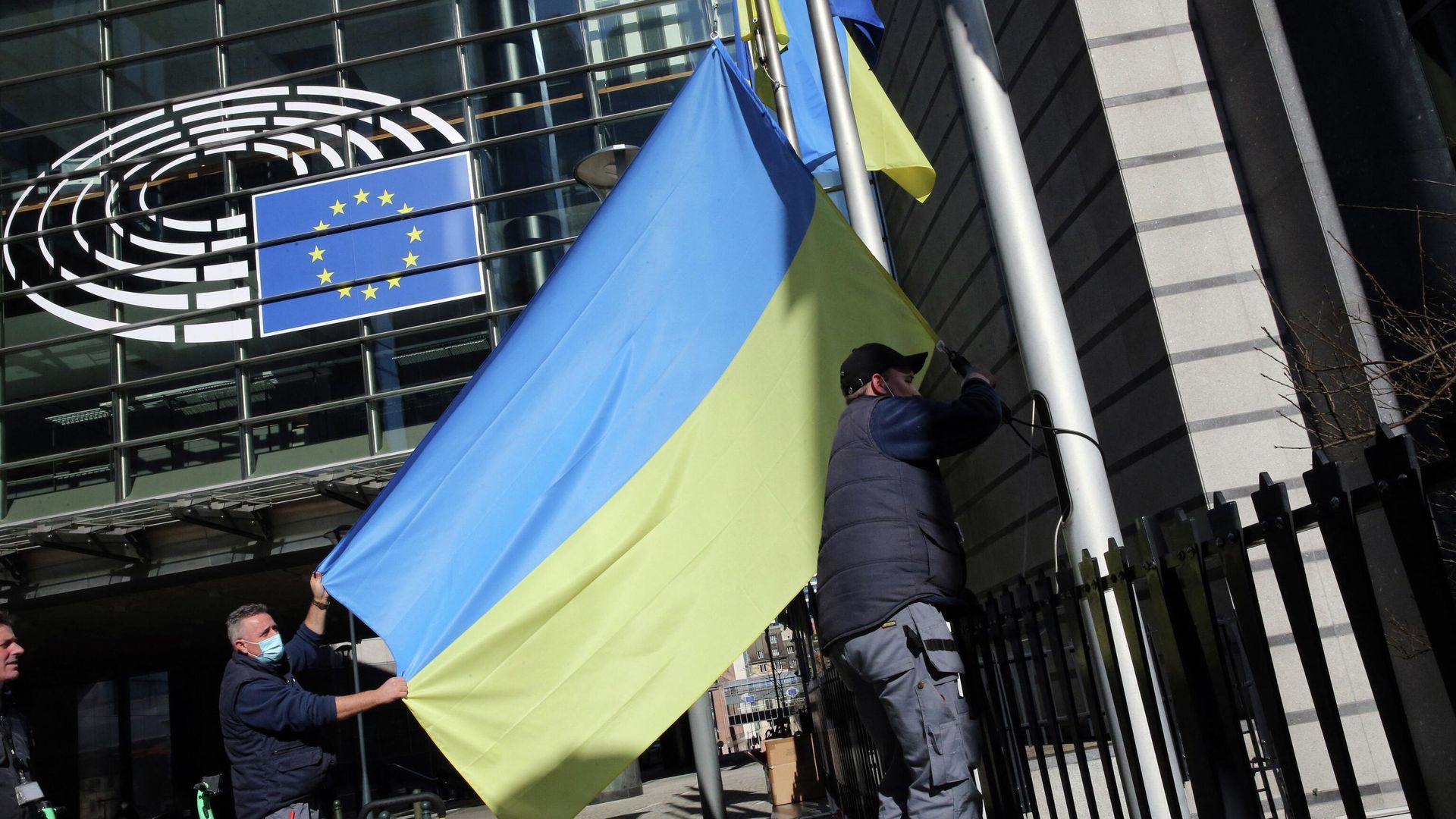 Рабочие устанавливают флаг Украины возле здания Европейского парламента в Брюсселе Рабочие устанавливают флаг Украины возле здания Европейского парламента в Брюсселе - РИА Новости, 1920, 15.04.2022