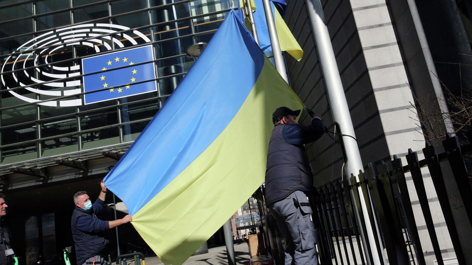 Рабочие устанавливают флаг Украины возле здания Европейского парламента в Брюсселе - РИА Новости, 1920, 15.04.2022