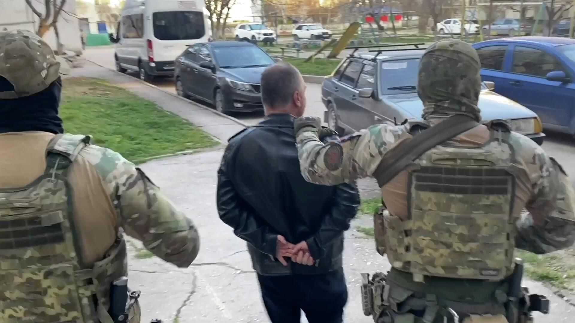Сотрудники ФСБ задержали крымчанина за призывы к убийству депутатов Госдумы Сотрудники ФСБ задержали крымчанина за призывы к убийству депутатов Госдумы - РИА Новости, 1920, 13.04.2022
