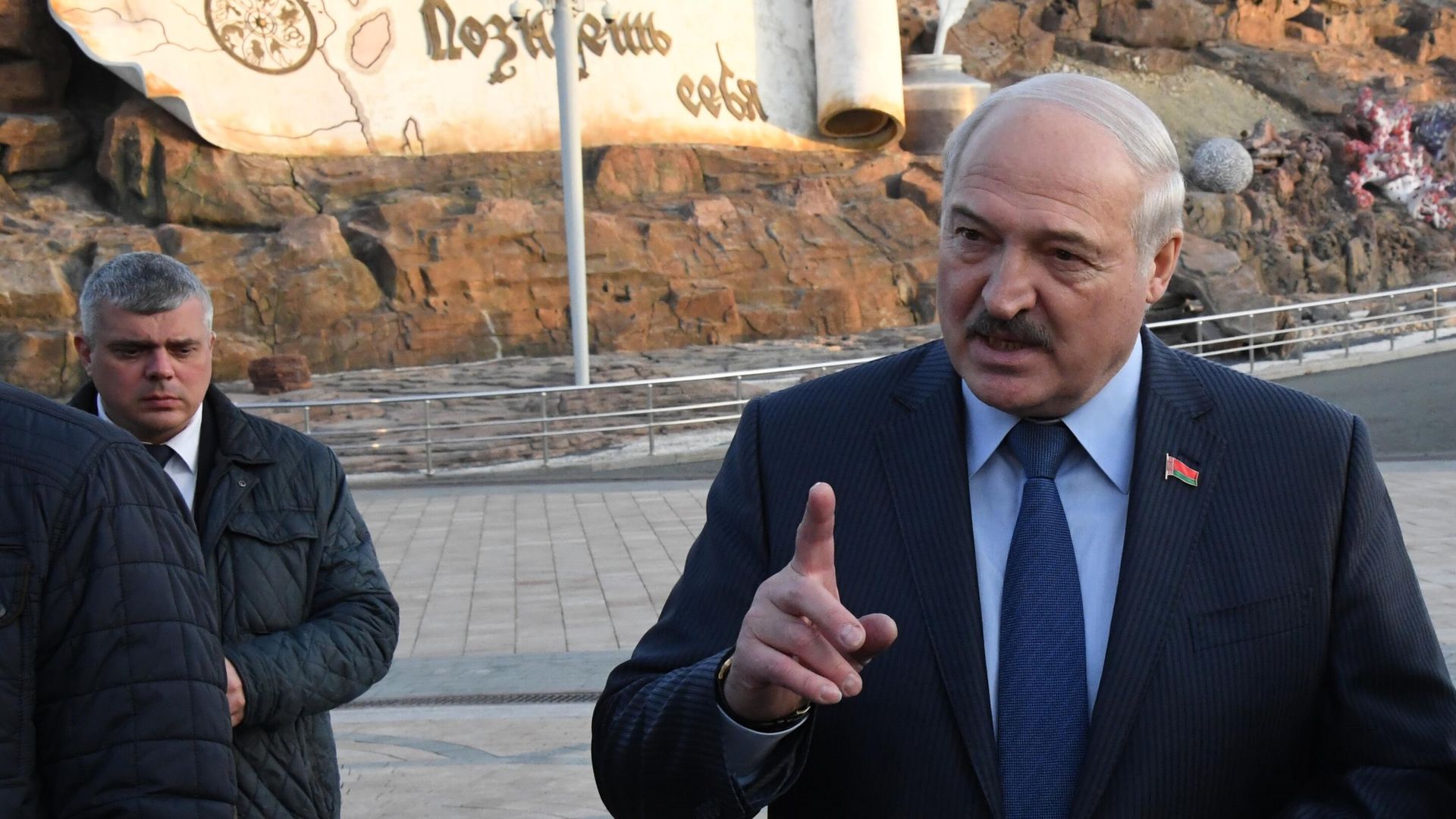 Президент Белоруссии Александр Лукашенко отвечает на вопросы журналистов во Владивостоке Президент Белоруссии Александр Лукашенко отвечает на вопросы журналистов во Владивостоке - РИА Новости, 1920, 13.04.2022