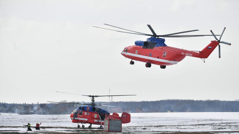 Пожарно-спасательный вертолет Ка-32А11BC (слева) и многоцелевой транспортный вертолет Ми-26Т спасательной службы МЧС России на учениях, связанных с паводком, в деревне Безобразово Пожарно-спасательный вертолет Ка-32А11BC (слева) и многоцелевой транспортный вертолет Ми-26Т спасательной службы МЧС России на учениях, связанных с паводком, в деревне Безобразово