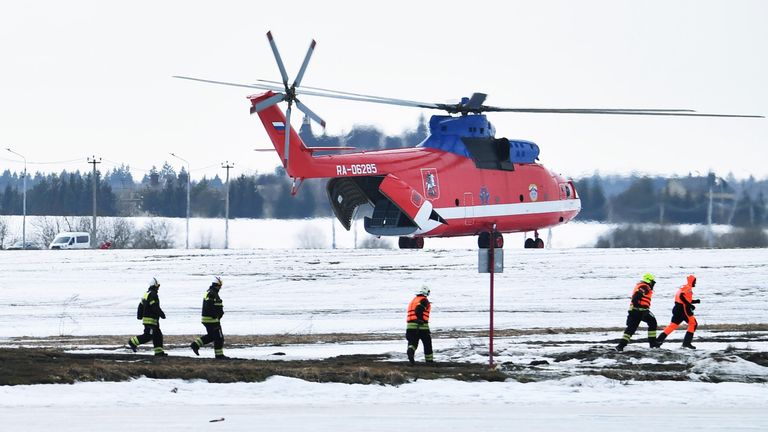 Многоцелевой транспортный вертолет Ми-26Т спасательной службы МЧС России на учениях, связанных с паводком, в деревне Безобразово Многоцелевой транспортный вертолет Ми-26Т спасательной службы МЧС России на учениях, связанных с паводком, в деревне Безобразово