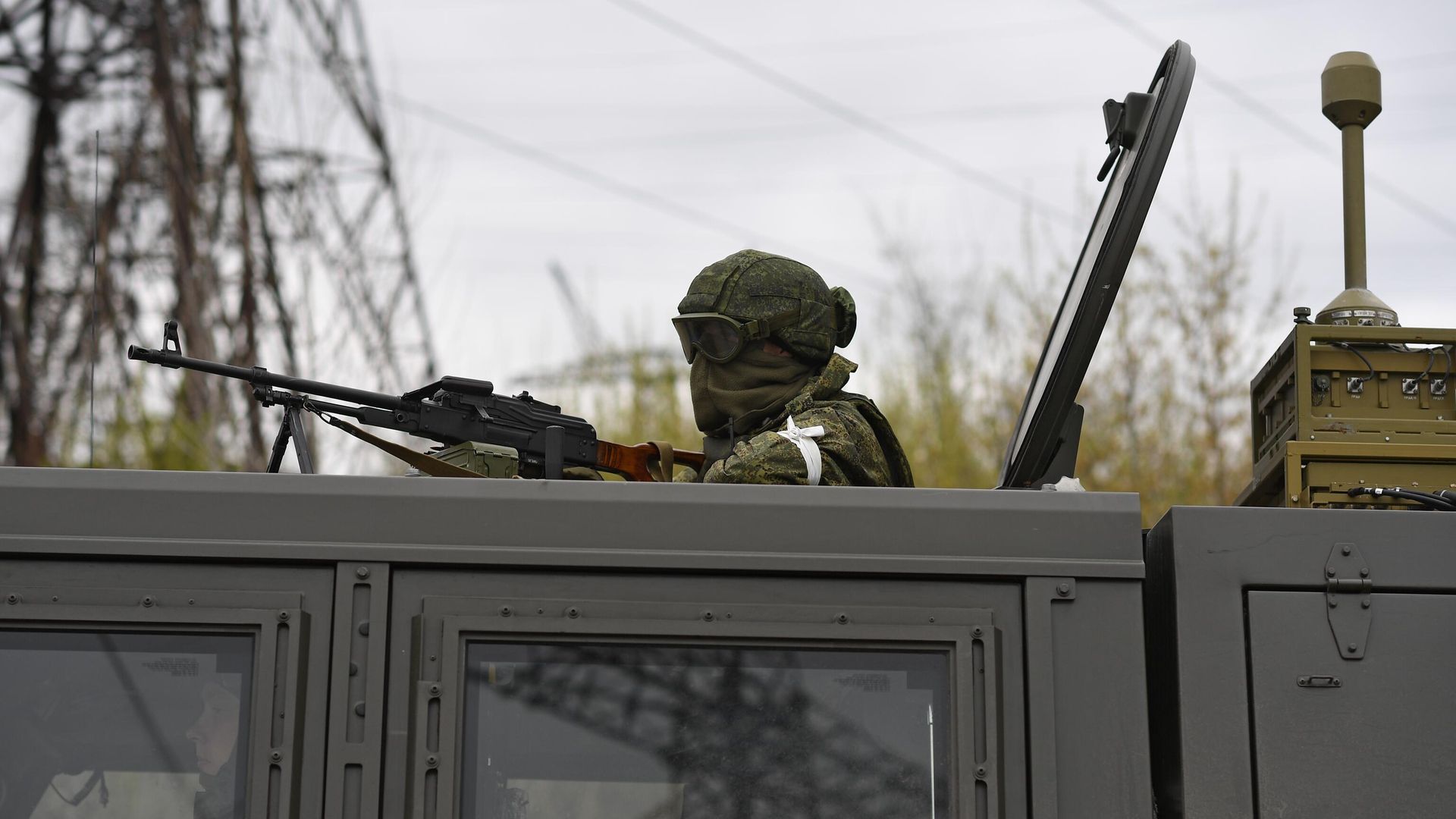 Военнослужащий РФ в бронеавтомобиле Военнослужащий РФ в бронеавтомобиле - РИА Новости, 1920, 14.04.2022
