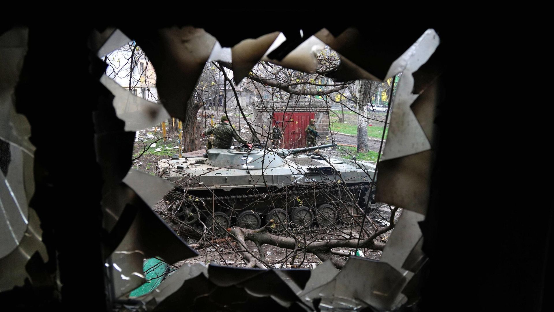 Военнослужащие НМ ДНР в кварталах, примыкающих к заводу Азовсталь в Мариуполе Военнослужащие НМ ДНР в кварталах, примыкающих к заводу Азовсталь в Мариуполе - РИА Новости, 1920, 20.04.2022