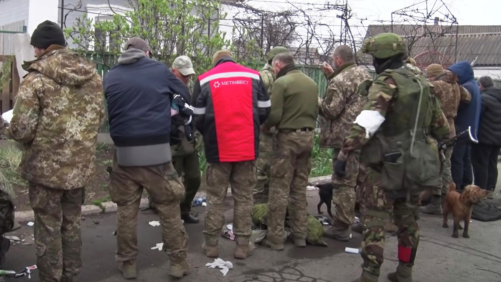 Военнослужащие 36-й отдельной бригады морской пехоты сдались в плен в Мариуполе. Кадр видео Военнослужащие 36-й отдельной бригады морской пехоты сдались в плен в Мариуполе. Кадр видео - РИА Новости, 1920, 08.05.2022