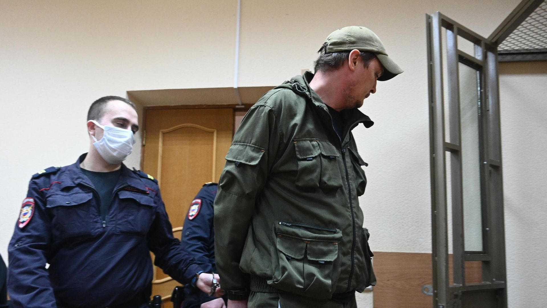 Сотрудник Донского отдельного батальона ДПС ГИБДД ГУ МВД РФ по Ростовской области, подозреваемый в вымогательствах взяток у водителей за якобы совершенные правонарушения Сотрудник Донского отдельного батальона ДПС ГИБДД ГУ МВД РФ по Ростовской области, подозреваемый в вымогательствах взяток у водителей за якобы совершенные правонарушения - РИА Новости, 1920, 13.04.2022