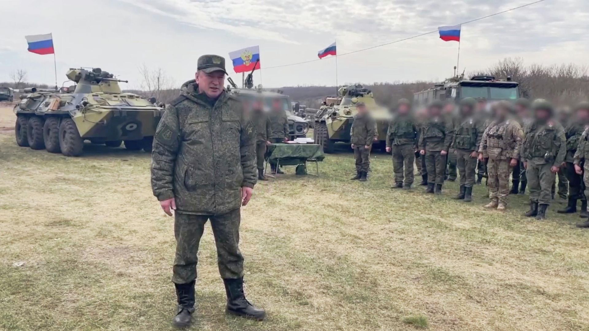 Командующий войсками ЦВО генерал-полковник Александр Лапин вручил государственные награды военнослужащим, проявившим мужество и героизм в ходе специальной военной операции Командующий войсками ЦВО генерал-полковник Александр Лапин вручил государственные награды военнослужащим, проявившим мужество и героизм в ходе специальной военной операции - РИА Новости, 1920, 14.04.2022