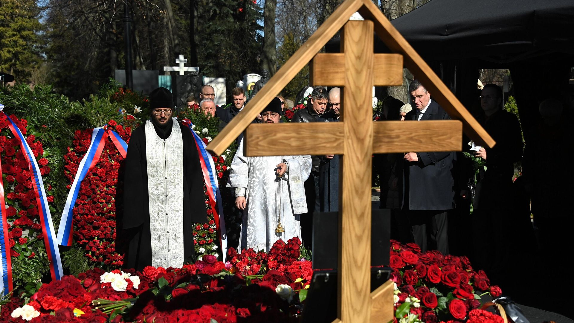 Священнослужители на мероприятии памяти Владимира Жириновскому на Новодевичьем кладбище в Москве Священнослужители на мероприятии памяти Владимира Жириновскому на Новодевичьем кладбище в Москве - РИА Новости, 1920, 14.04.2022