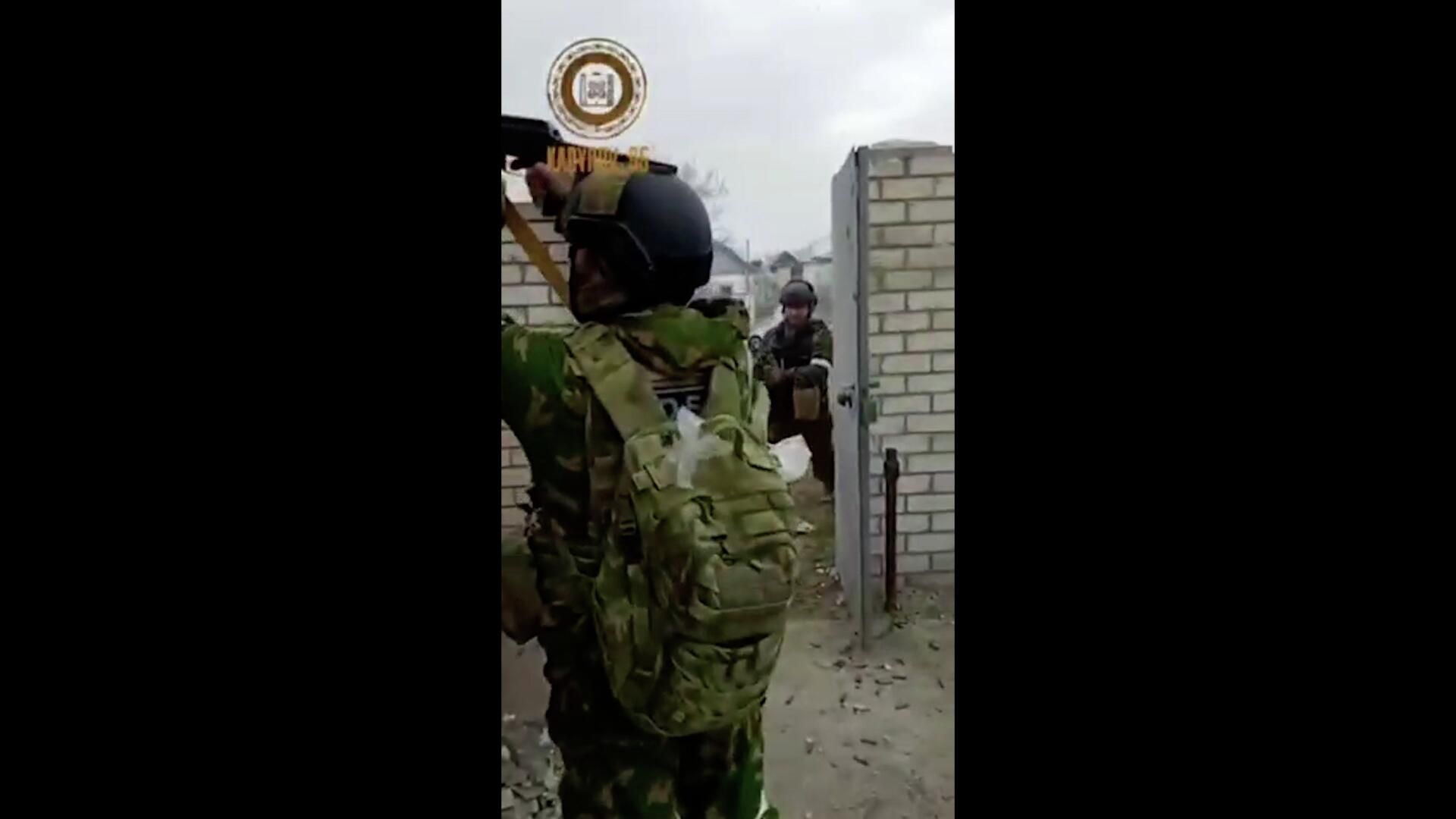 Кадры зачистки города Рубежное в ЛНР бойцами СОБРа «Ахмат» Кадры зачистки города Рубежное в ЛНР бойцами СОБРа «Ахмат» - РИА Новости, 1920, 14.04.2022