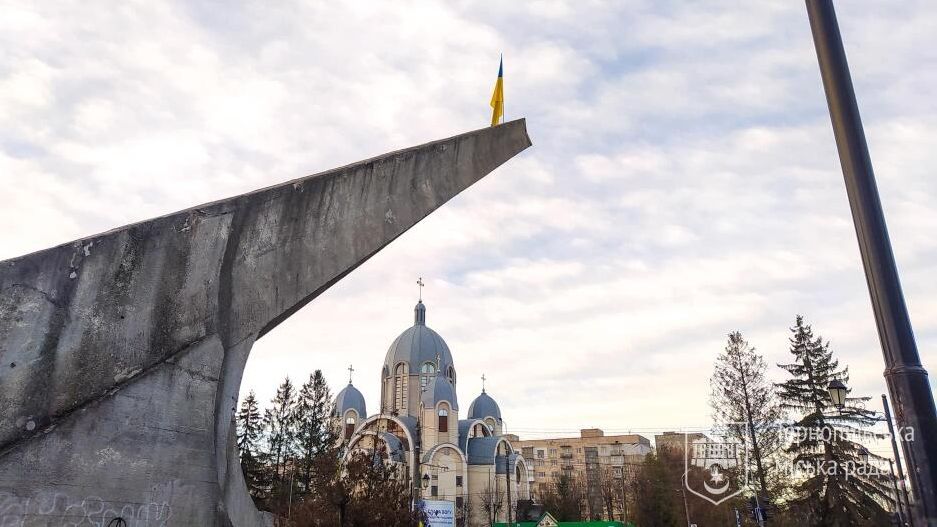 Флаг Украины на месте демонтированного памятника советским летчикам в Тернополе, Украина Флаг Украины на месте демонтированного памятника советским летчикам в Тернополе, Украина - РИА Новости, 1920, 14.04.2022