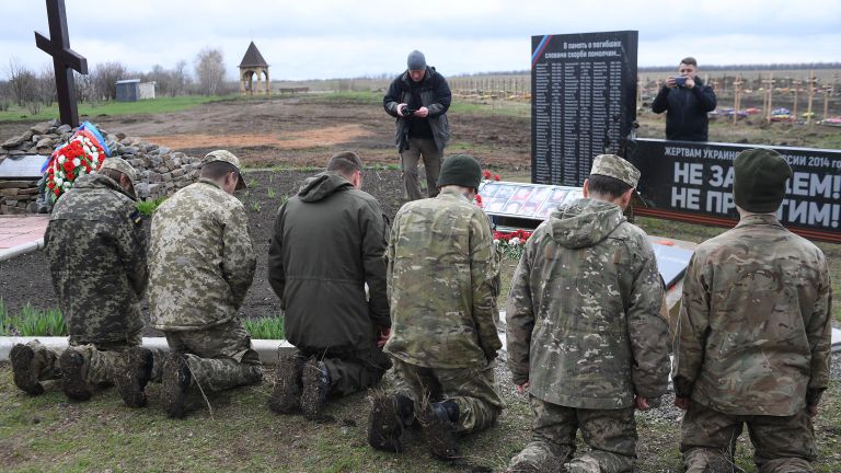 Украинские военнопленные перед мемориальным комплексом Не забудем, не простим! в память о погибших в Луганской Народной Республике в результате обстрелов в 2014 году Украинские военнопленные перед мемориальным комплексом Не забудем, не простим! в память о погибших в Луганской Народной Республике в результате обстрелов в 2014 году