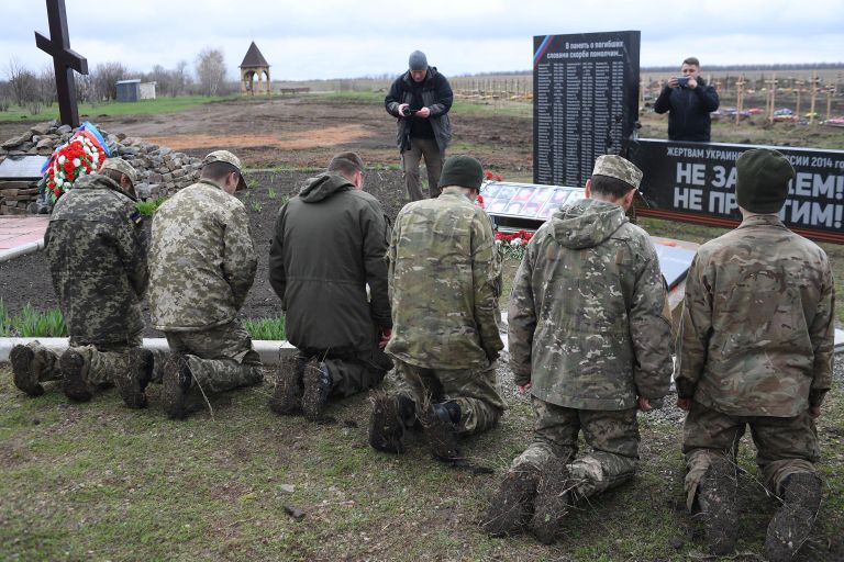 Украинские военнопленные перед мемориальным комплексом Не забудем, не простим! в память о погибших в Луганской Народной Республике в результате обстрелов в 2014 году Украинские военнопленные перед мемориальным комплексом Не забудем, не простим! в память о погибших в Луганской Народной Республике в результате обстрелов в 2014 году