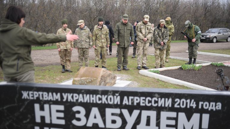 Украинские военнопленные перед мемориальным комплексом Не забудем, не простим! в память о погибших в ЛНР в 2014 году Украинские военнопленные перед мемориальным комплексом Не забудем, не простим! в память о погибших в ЛНР в 2014 году