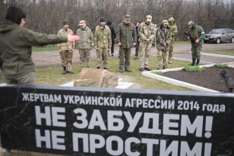 Украинские военнопленные перед мемориальным комплексом Не забудем, не простим! в память о погибших в ЛНР в 2014 году Украинские военнопленные перед мемориальным комплексом Не забудем, не простим! в память о погибших в ЛНР в 2014 году