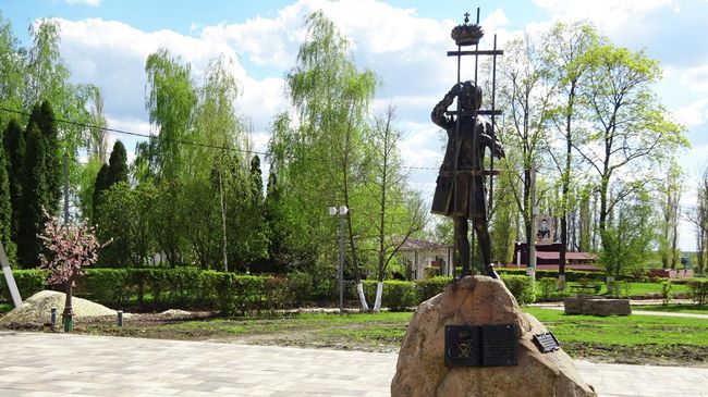 Памятник царю Иоанну VI, узнику Ораниенбурга. Почти всю жизнь он провёл в заключении и погиб Памятник царю Иоанну VI, узнику Ораниенбурга. Почти всю жизнь он провёл в заключении и погиб