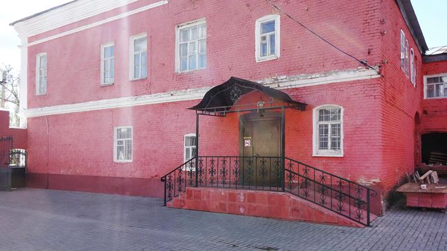 Дом купца Григорьева, вид со двора. Крыльцо ведет в Музей купеческого быта Дом купца Григорьева, вид со двора. Крыльцо ведет в Музей купеческого быта