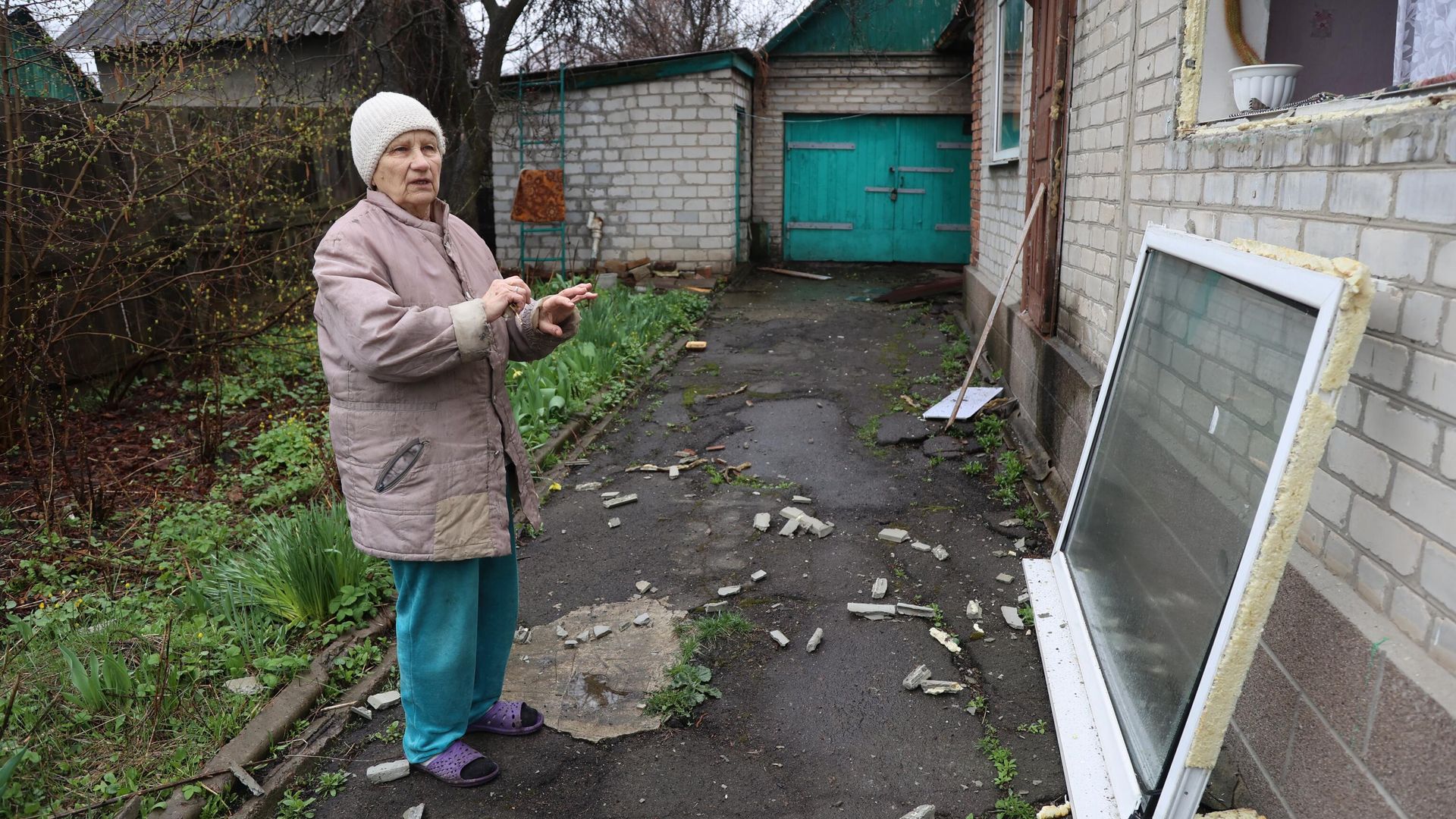 Женщина показывает свой дом, обстрелянный ВСУ Женщина показывает свой дом, обстрелянный ВСУ - РИА Новости, 1920, 11.06.2022