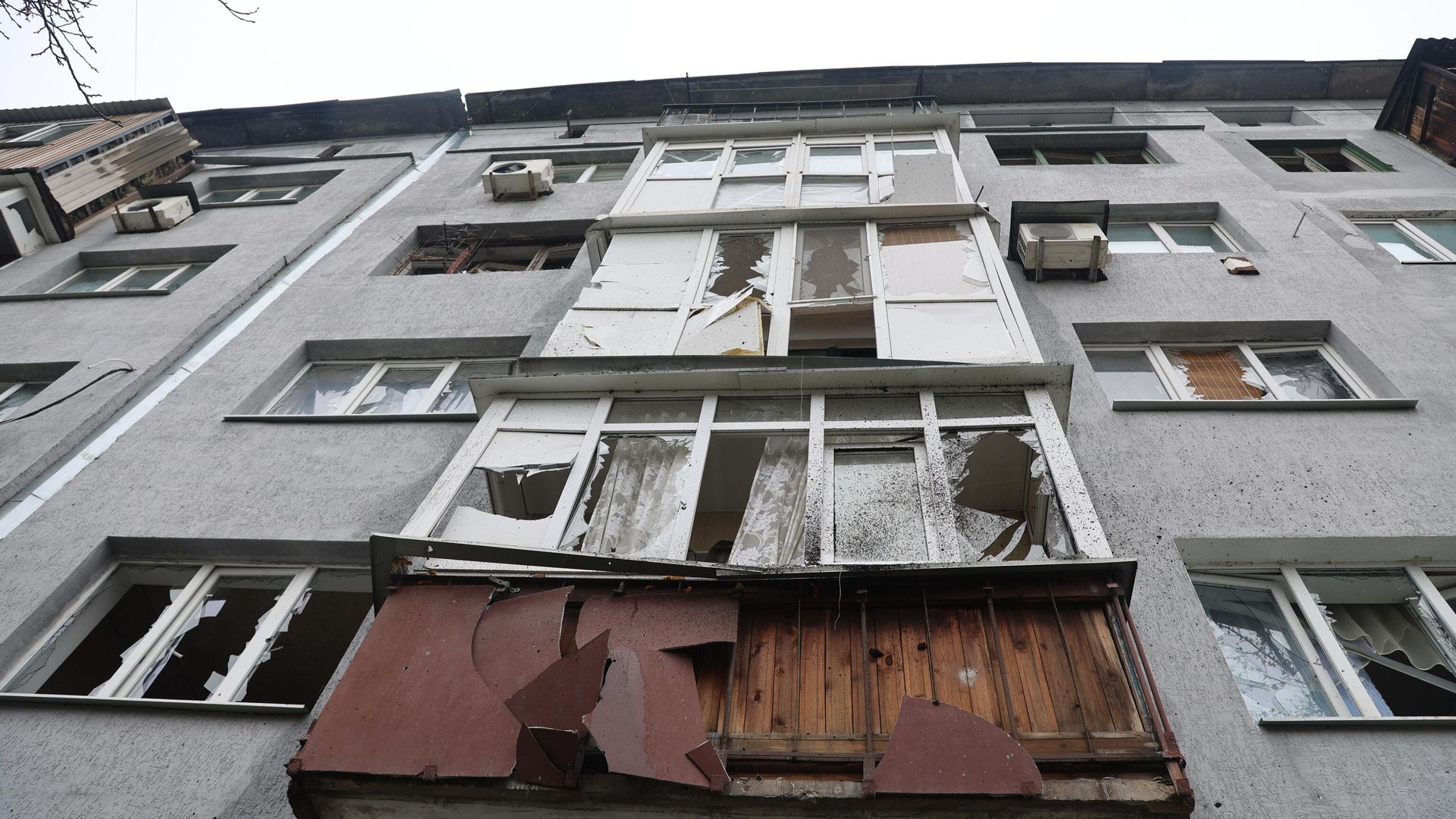 Дом, обстрелянный из РСЗО Град ВСУ, в Ясиноватой Дом, обстрелянный из РСЗО Град ВСУ, в Ясиноватой - РИА Новости, 1920, 25.05.2022