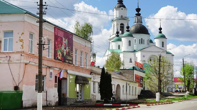 Здание женской гимназии (1905 г.) и Троицкий собор Здание женской гимназии (1905 г.) и Троицкий собор