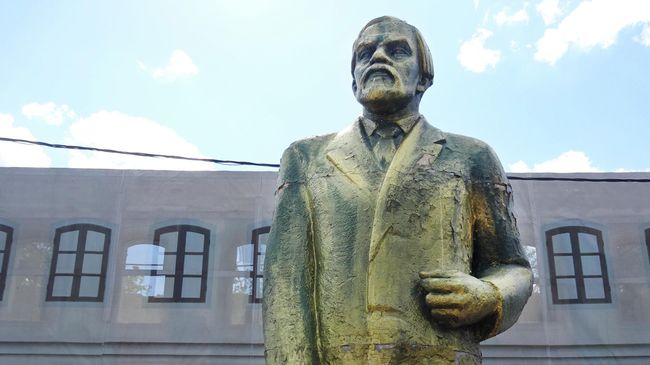 Памятник Сергею Чаплыгину. Дом, где он родился, нуждается в реставрации Памятник Сергею Чаплыгину. Дом, где он родился, нуждается в реставрации
