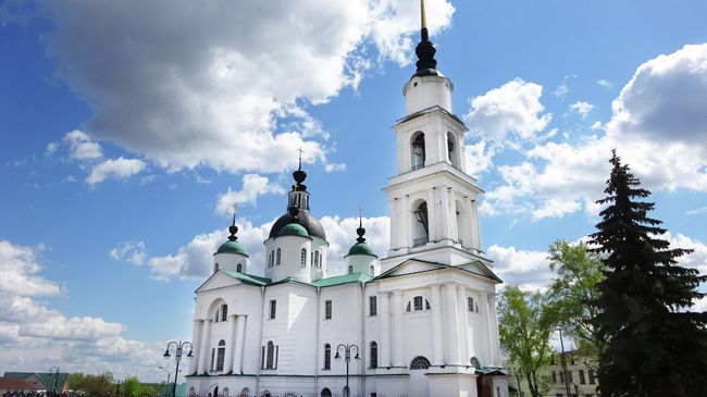 Троицкий собор. Колокольня построена в 1848 году, ее высота - 72 метра Троицкий собор. Колокольня построена в 1848 году, ее высота - 72 метра