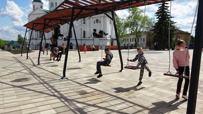Качели на площади перед Троицким собором Качели на площади перед Троицким собором