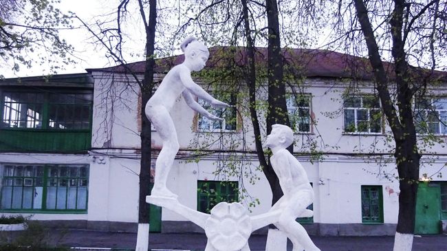 Парковые скульптуры, дети на качелях Парковые скульптуры, дети на качелях