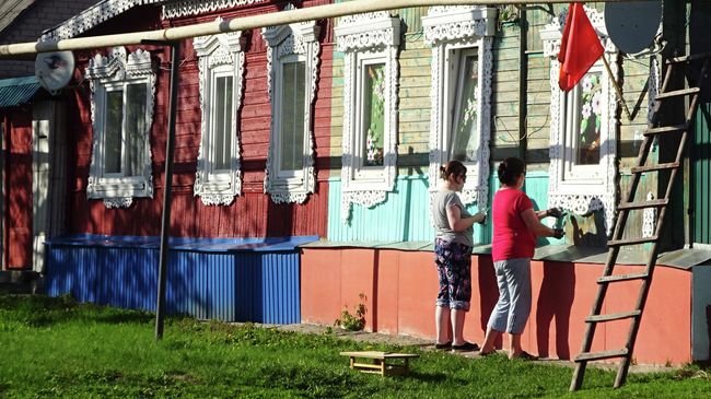 Жители Чаплыгина красят свой дом Жители Чаплыгина красят свой дом