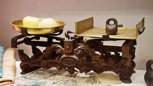 Дом Меншикова, старинные весы в краеведческом музее Дом Меншикова, старинные весы в краеведческом музее
