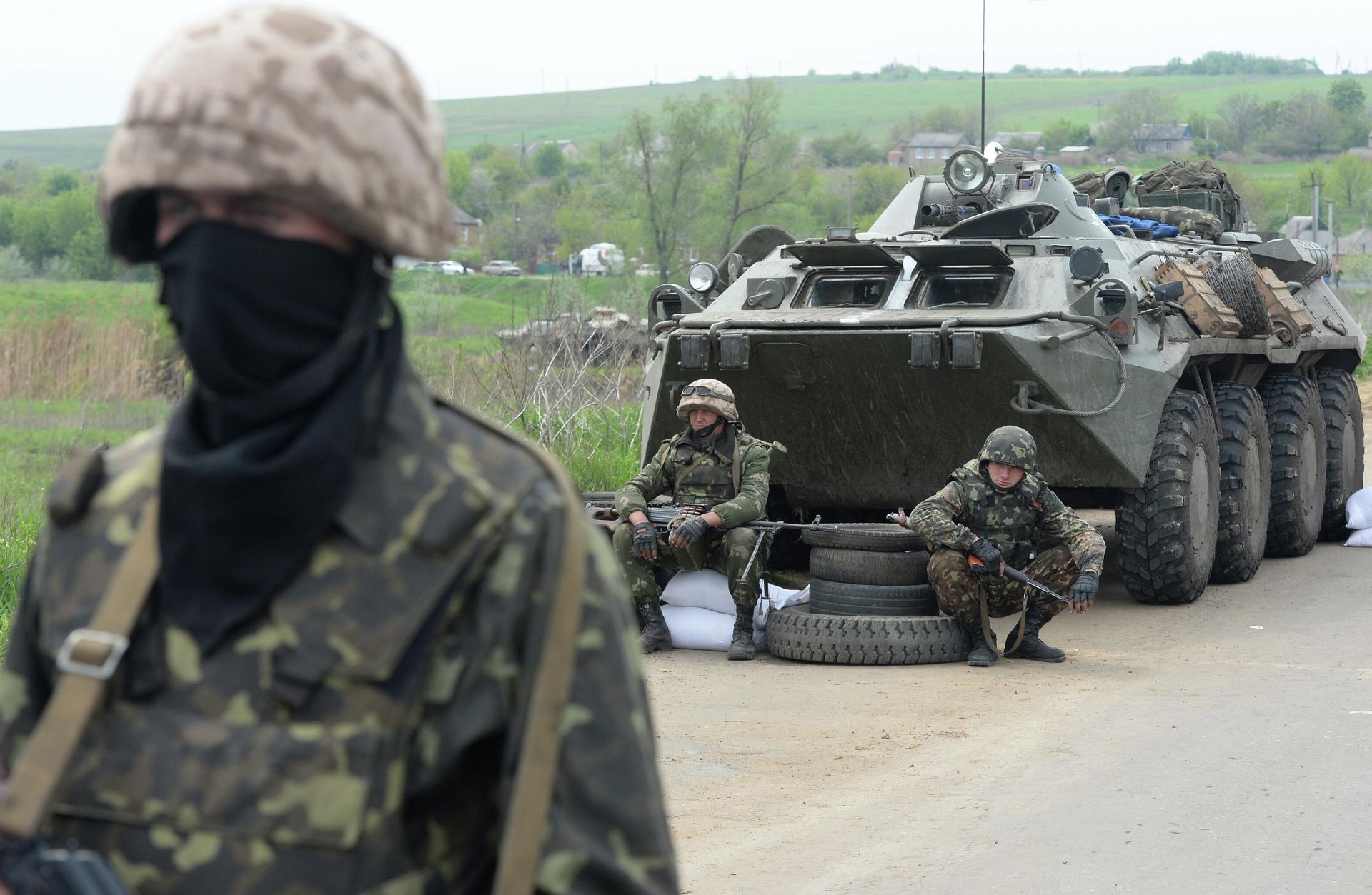 Украинские военные у села Андреевское около города Славянска Донецкой области, где местными жителями была заблокирована колонна бронетранспортеров украинской армии. Украинские военные у села Андреевское около города Славянска Донецкой области, где местными жителями была заблокирована колонна бронетранспортеров украинской армии. - РИА Новости, 1920, 14.04.2022