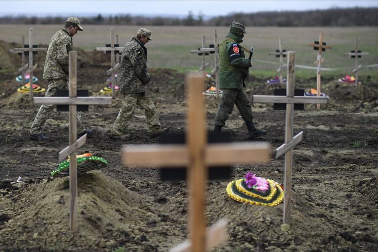 Украинские военнопленные на территории мемориала Не забудем, не простим! в районе поселка Видное Луганской области в День памяти жертв украинской агрессии Украинские военнопленные на территории мемориала Не забудем, не простим! в районе поселка Видное Луганской области в День памяти жертв украинской агрессии