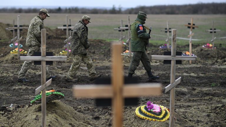 Украинские военнопленные на территории мемориала Не забудем, не простим! в районе поселка Видное Луганской области в День памяти жертв украинской агрессии Украинские военнопленные на территории мемориала Не забудем, не простим! в районе поселка Видное Луганской области в День памяти жертв украинской агрессии