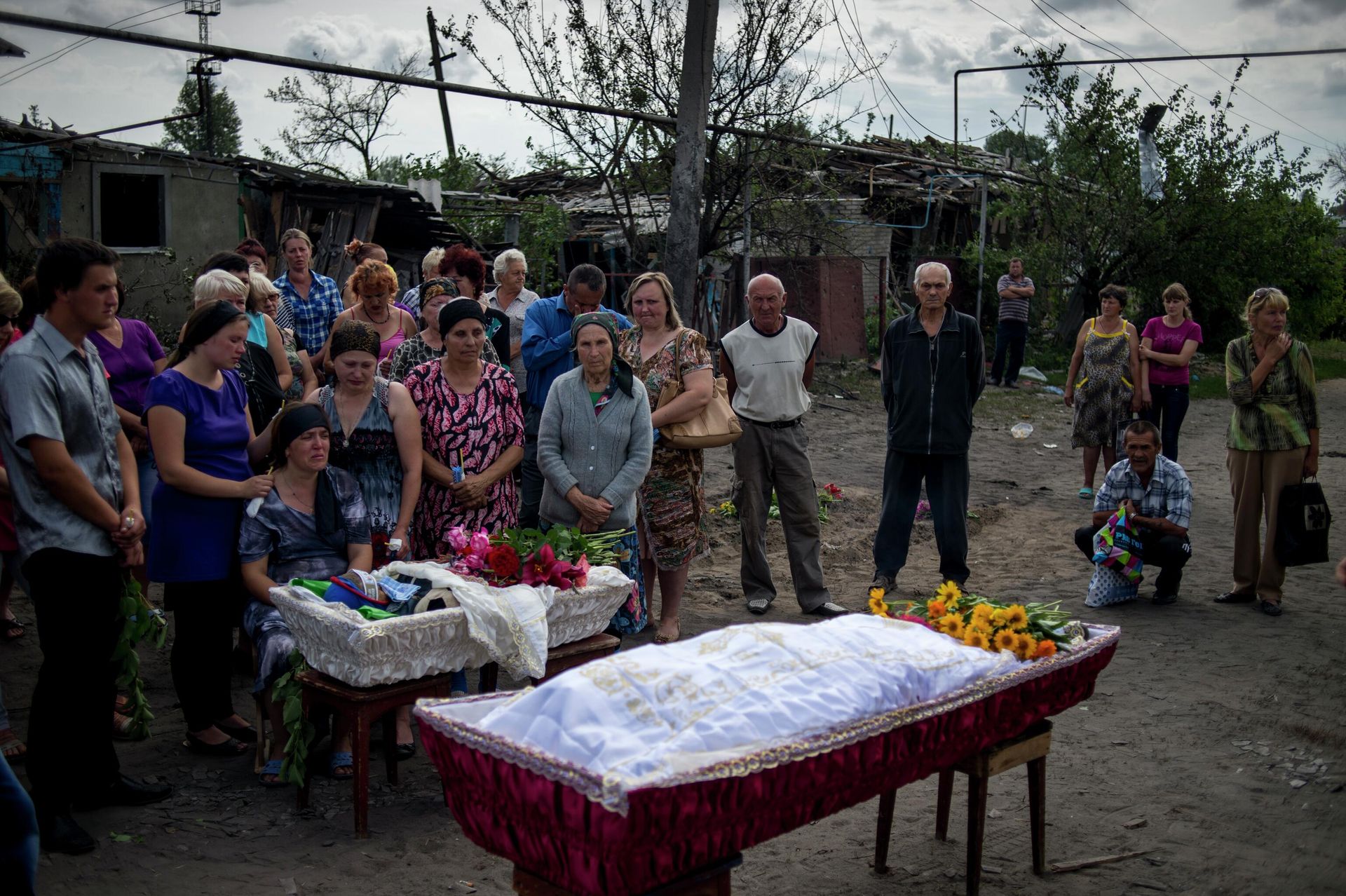 Похороны погибших во время обстрела украинскими военными жителей станицы Луганская Владимира Ермилова и его сына Вани. Похороны погибших во время обстрела украинскими военными жителей станицы Луганская Владимира Ермилова и его сына Вани. - РИА Новости, 1920, 14.04.2022