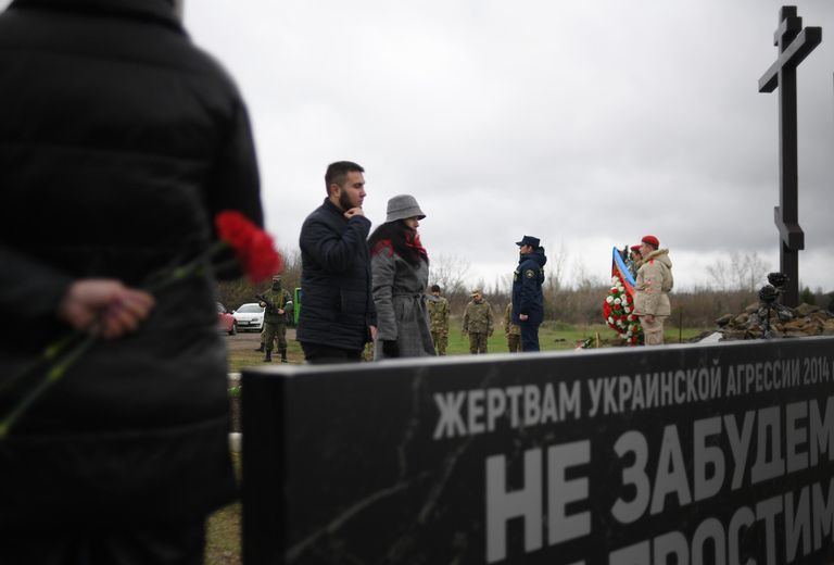 Участники мероприятия в День памяти жертв украинской агрессии на территории мемориала Не забудем, не простим! в районе поселка Видное Луганской области Участники мероприятия в День памяти жертв украинской агрессии на территории мемориала Не забудем, не простим! в районе поселка Видное Луганской области