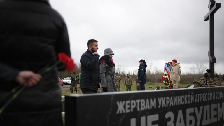 Участники мероприятия в День памяти жертв украинской агрессии на территории мемориала Не забудем, не простим! в районе поселка Видное Луганской области Участники мероприятия в День памяти жертв украинской агрессии на территории мемориала Не забудем, не простим! в районе поселка Видное Луганской области