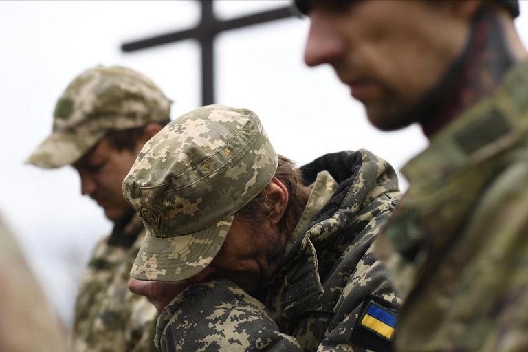 Украинские военнопленные на территории мемориала Не забудем, не простим! в районе поселка Видное Луганской области в День памяти жертв украинской агрессии Украинские военнопленные на территории мемориала Не забудем, не простим! в районе поселка Видное Луганской области в День памяти жертв украинской агрессии
