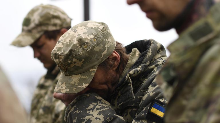 Украинские военнопленные на территории мемориала Не забудем, не простим! в районе поселка Видное Луганской области в День памяти жертв украинской агрессии Украинские военнопленные на территории мемориала Не забудем, не простим! в районе поселка Видное Луганской области в День памяти жертв украинской агрессии