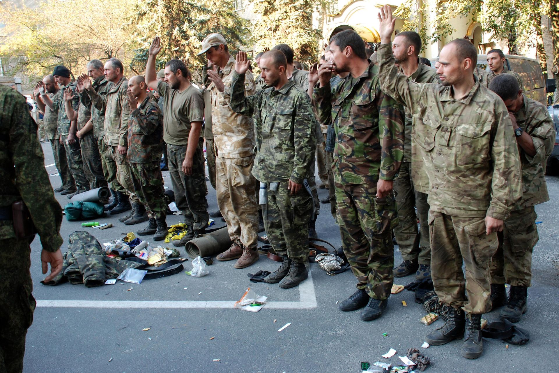Пленные украинские военные, вывезенные из окружения под Иловайском, в Донецке. Пленные украинские военные, вывезенные из окружения под Иловайском, в Донецке. - РИА Новости, 1920, 14.04.2022