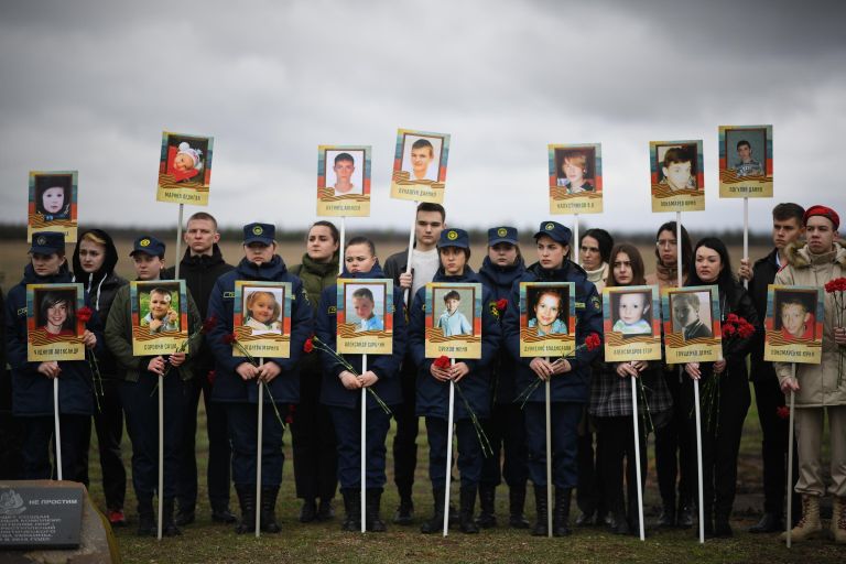Участники мероприятия в День памяти жертв украинской агрессии на территории мемориала Не забудем, не простим! в районе поселка Видное Луганской области Участники мероприятия в День памяти жертв украинской агрессии на территории мемориала Не забудем, не простим! в районе поселка Видное Луганской области