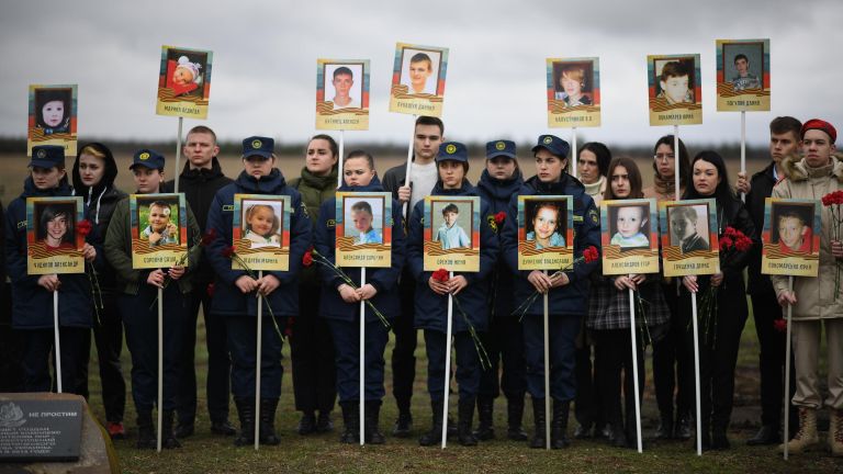 Участники мероприятия в День памяти жертв украинской агрессии на территории мемориала Не забудем, не простим! в районе поселка Видное Луганской области Участники мероприятия в День памяти жертв украинской агрессии на территории мемориала Не забудем, не простим! в районе поселка Видное Луганской области