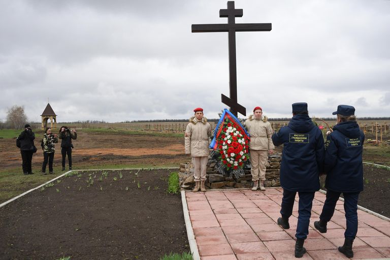 Сотрудники института гражданской защиты ЛНР возлагают цветы к мемориалу Не забудем, не простим! в районе поселка Видное Луганской области в День памяти жертв украинской агрессии Сотрудники института гражданской защиты ЛНР возлагают цветы к мемориалу Не забудем, не простим! в районе поселка Видное Луганской области в День памяти жертв украинской агрессии
