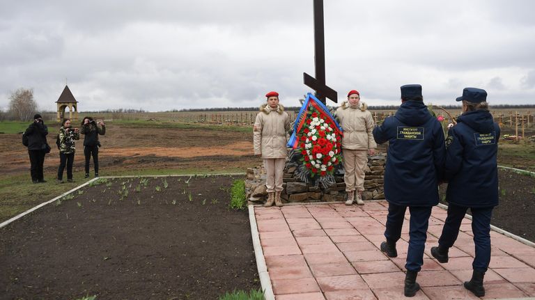 Сотрудники института гражданской защиты ЛНР возлагают цветы к мемориалу Не забудем, не простим! в районе поселка Видное Луганской области в День памяти жертв украинской агрессии Сотрудники института гражданской защиты ЛНР возлагают цветы к мемориалу Не забудем, не простим! в районе поселка Видное Луганской области в День памяти жертв украинской агрессии