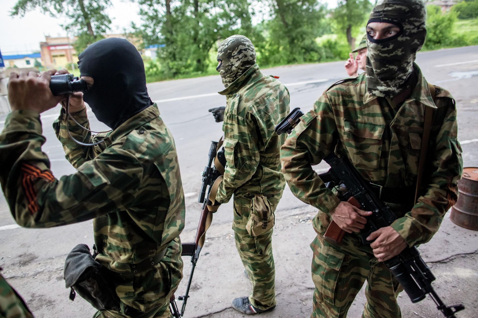 Бойцы народного ополчения Донбасса участвуют в боевых действиях в селе Семеновка под Славянском. Бойцы народного ополчения Донбасса участвуют в боевых действиях в селе Семеновка под Славянском. - РИА Новости, 1920, 14.04.2022