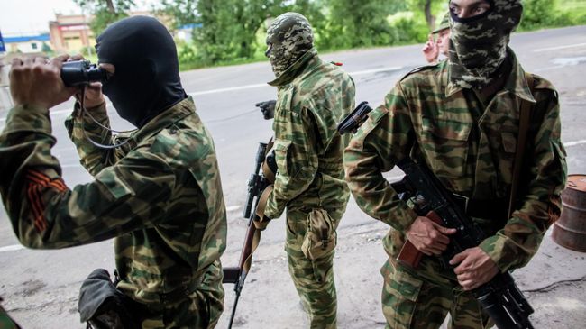 Бойцы народного ополчения Донбасса участвуют в боевых действиях в селе Семеновка под Славянском. Бойцы народного ополчения Донбасса участвуют в боевых действиях в селе Семеновка под Славянском.