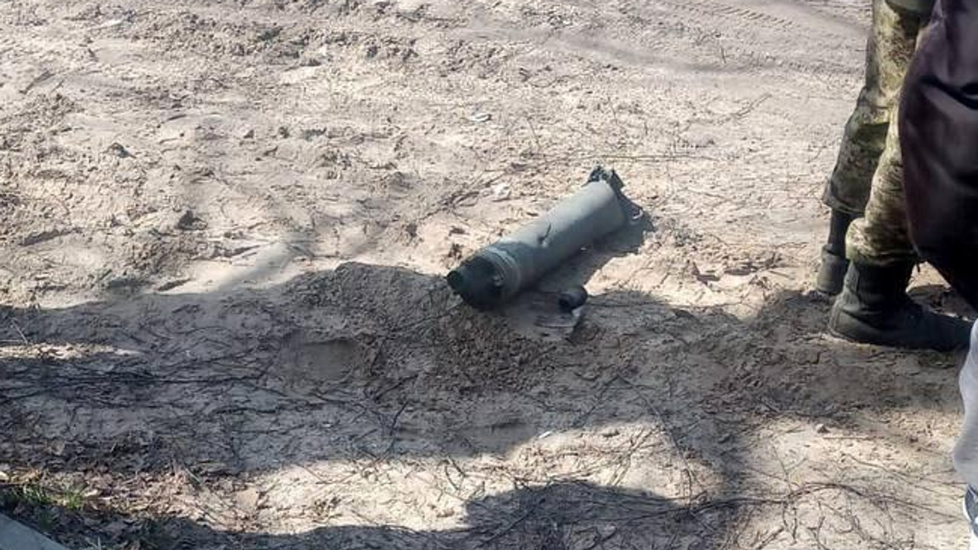 Часть боеприпаса в воронке в поселке Климово Брянской области Часть боеприпаса в воронке в поселке Климово Брянской области - РИА Новости, 1920, 03.10.2023