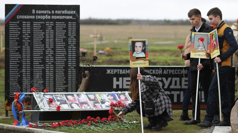Участники мероприятия в День памяти жертв украинской агрессии на территории мемориала Не забудем, не простим! в районе поселка Видное Луганской области Участники мероприятия в День памяти жертв украинской агрессии на территории мемориала Не забудем, не простим! в районе поселка Видное Луганской области