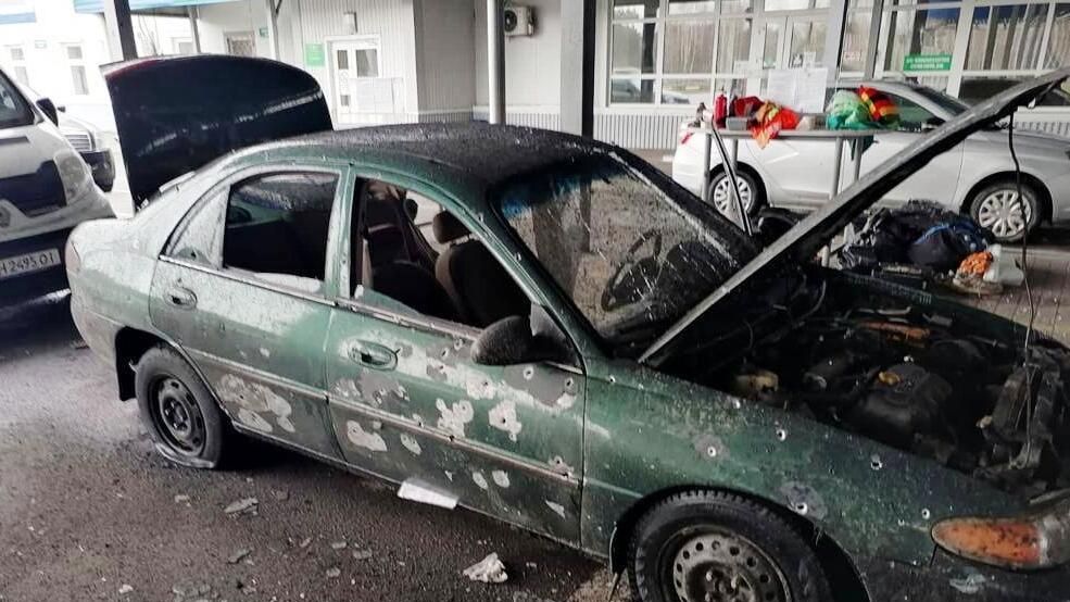 Поврежденный автомобиль на пограничном автомобильном пропускном пункте Новые Юрковичи в Брянской области, который подвергся минометному обстрелу ВСУ Поврежденный автомобиль на пограничном автомобильном пропускном пункте Новые Юрковичи в Брянской области, который подвергся минометному обстрелу ВСУ - РИА Новости, 1920, 14.04.2022