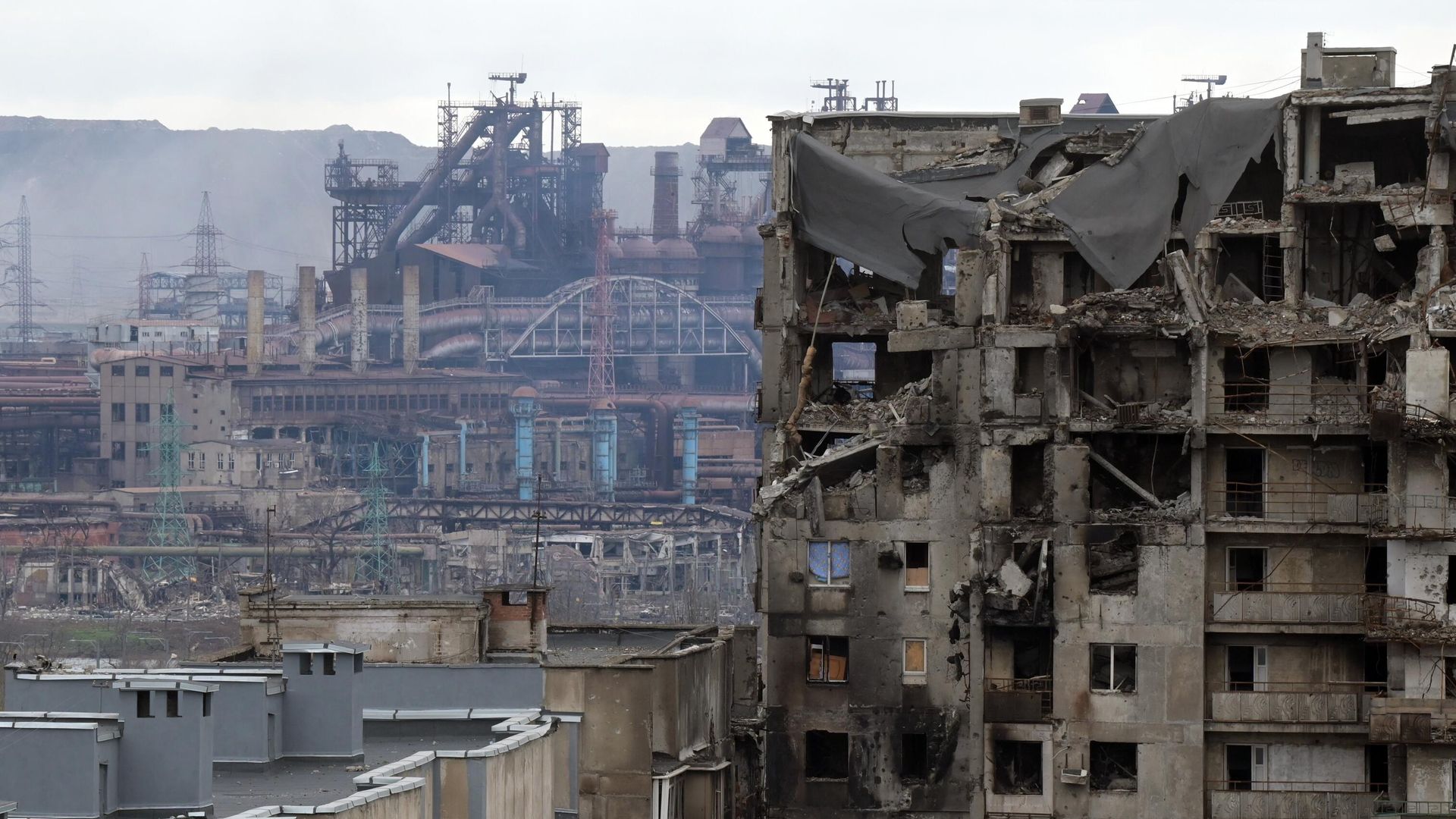 Разрушенный дом около завода Азовсталь в Мариуполе Разрушенный дом около завода Азовсталь в Мариуполе - РИА Новости, 1920, 17.04.2022